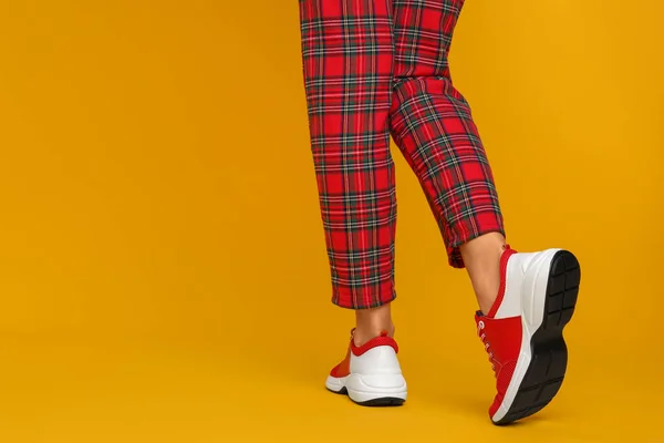 Vrouw Met Stijlvolle Sneakers Gele Achtergrond Close Ruimte Voor Tekst — Stockfoto