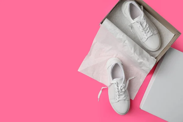 Κομψό Λευκό Παπούτσια Και Κουτί Από Χαρτόνι Ροζ Φόντο Επίπεδη — Φωτογραφία Αρχείου