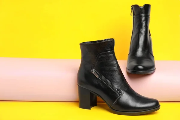 Botas Femininas Pretas Elegantes Fundo Amarelo Espaço Para Texto — Fotografia de Stock