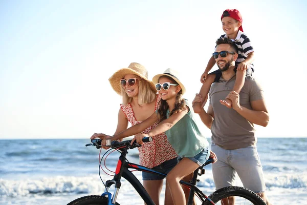 Famille Heureuse Avec Vélo Sur Plage Près Mer — Photo
