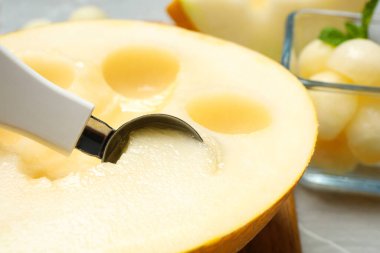 Kavun köftesi yapmak kepçeyle, yakın çekim manzarası