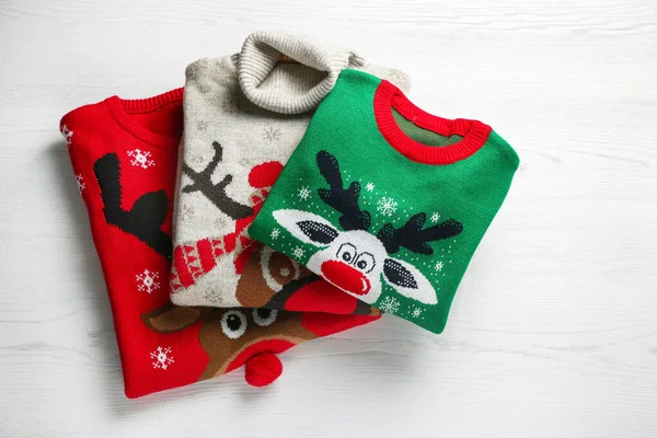 크리스마스 스웨터를 보이는 — 스톡 사진