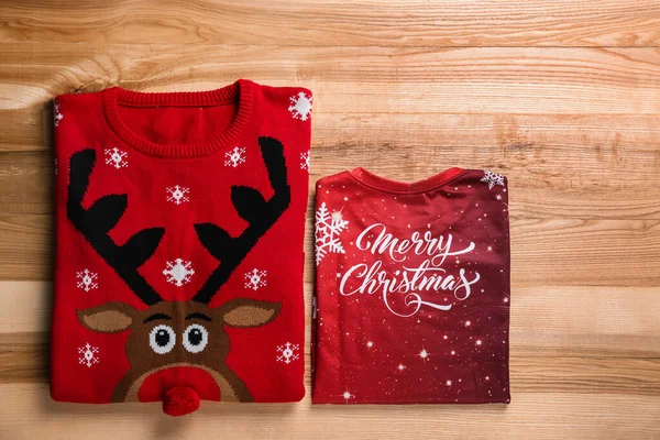 Folded Warm Christmas Sweaters Wooden Table Flat Lay — Stock Photo, Image