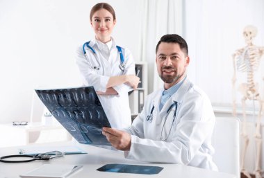 Ortopedistler klinikteki masada röntgen filmini inceliyor.
