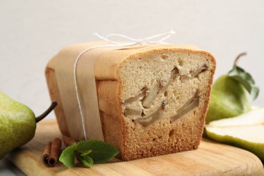 Tahtada armut ekmeği, yakın plan. Ev yapımı kek.