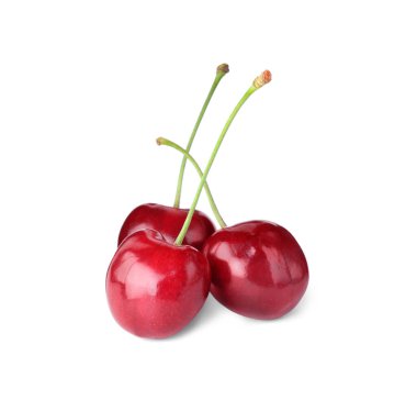 Lezzetli taze kirazlar beyazda izole edilmiş.