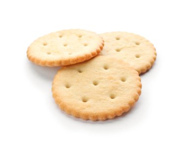 Beyaza izole edilmiş çıtır krakerler. Lezzetli yemek.