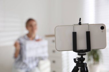 Öğretmen çevrimiçi okul dersi veriyor, telefona odaklan. Koronavirüs karantinası sırasında uzaktan öğrenme, evde öğrenim