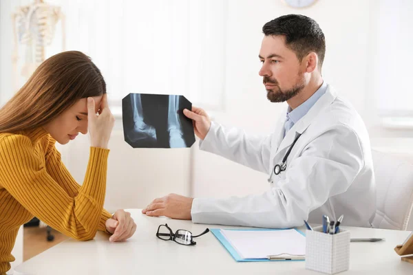 Ortopédus Röntgenképet Mutat Betegnek Asztalnál Klinikán — Stock Fotó