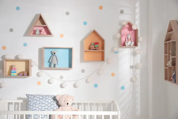 Linda Habitación Para Niños Con Estantes Forma Casa Cuna Diseño — Foto de Stock