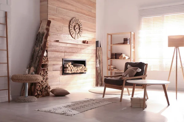 Dekorativer Kamin Mit Gestapeltem Holz Gemütlichen Wohnzimmer — Stockfoto