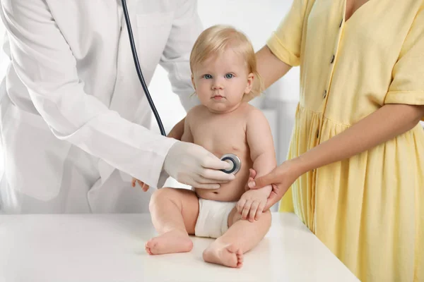 Pediatra Examinando Bebé Con Estetoscopio Hospital Asistencia Sanitaria — Foto de Stock