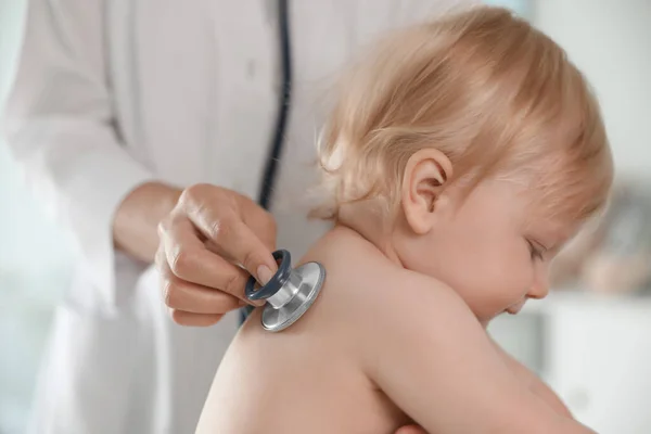 Pediatra Examinando Bebé Con Estetoscopio Hospital Primer Plano Asistencia Sanitaria — Foto de Stock