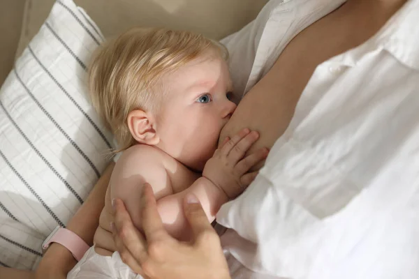 Mother Breastfeeding Her Little Baby Home Healthy Growth — Stock Photo, Image
