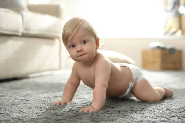 Leuke Kleine Baby Luier Tapijt Thuis — Stockfoto