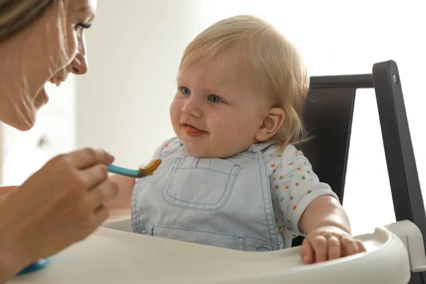 母親給餌彼女のかわいいです赤ちゃんとともに健康食品に家 — ストック写真