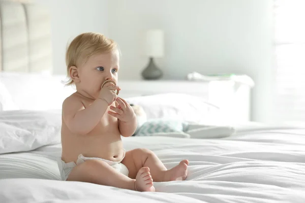 Lindo Bebé Pañal Con Chupete Sentado Cama Casa Espacio Para —  Fotos de Stock