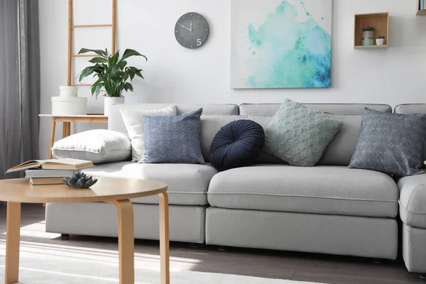 精致的客厅 舒适的沙发和木制桌子 室内设计 — 图库照片