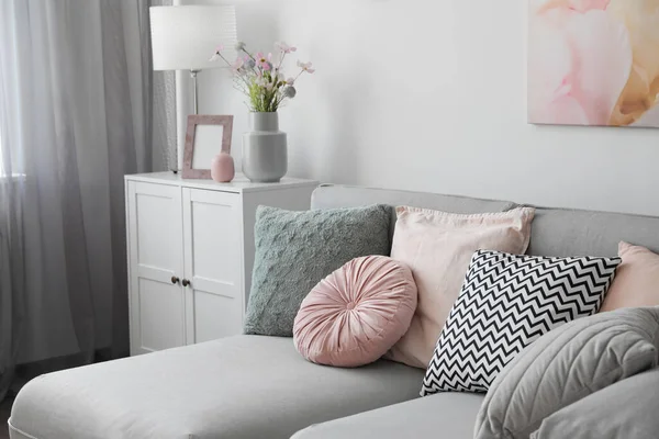 快適なソファ付きのエレガントなリビングルーム インテリアデザイン — ストック写真