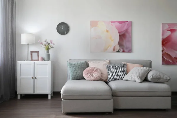 精致的客厅 舒适的沙发 室内设计 — 图库照片