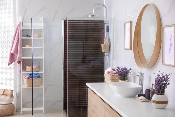 浴室内部设有淋浴间 台架及存放处 设计的想法 — 图库照片