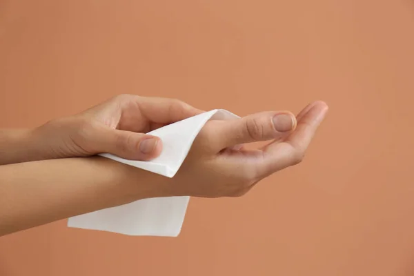 Mujer Limpiando Las Manos Con Papel Sobre Fondo Marrón Claro —  Fotos de Stock