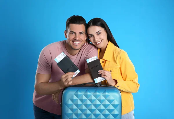 Casal Feliz Com Mala Bilhetes Passaportes Para Viagem Verão Fundo — Fotografia de Stock