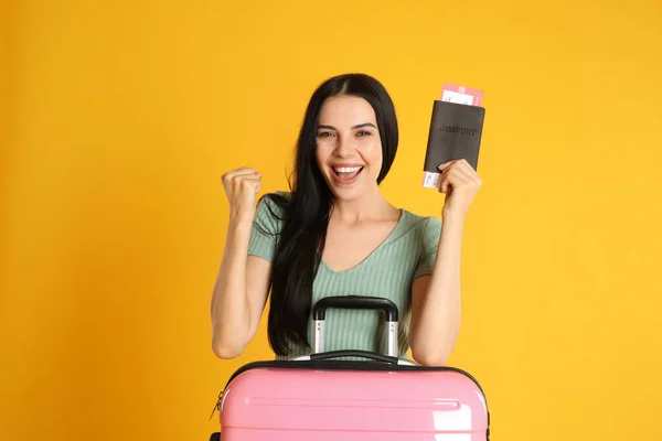 Hermosa Mujer Con Maleta Billete Pasaporte Para Viaje Verano Sobre — Foto de Stock