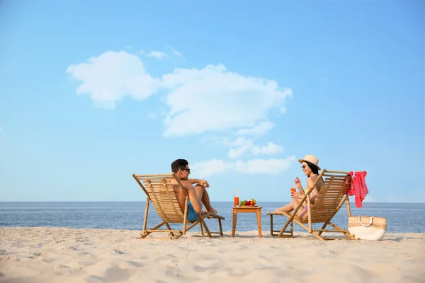 Pareja Descansando Soleada Playa Del Resort Espacio Para Texto —  Fotos de Stock