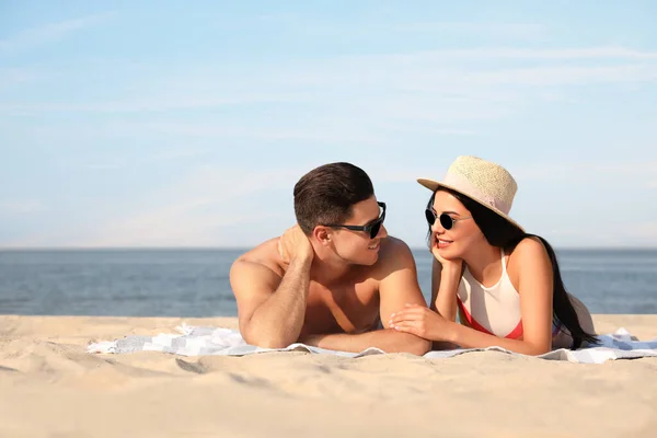 Pareja Feliz Descansando Playa Soleada Espacio Para Texto —  Fotos de Stock