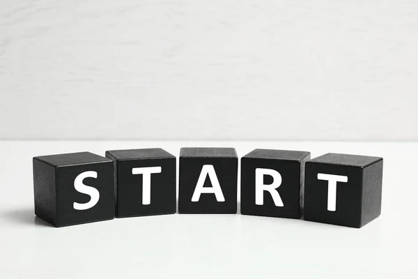 Word Start Gemaakt Met Zwarte Blokjes Witte Tafel Close — Stockfoto