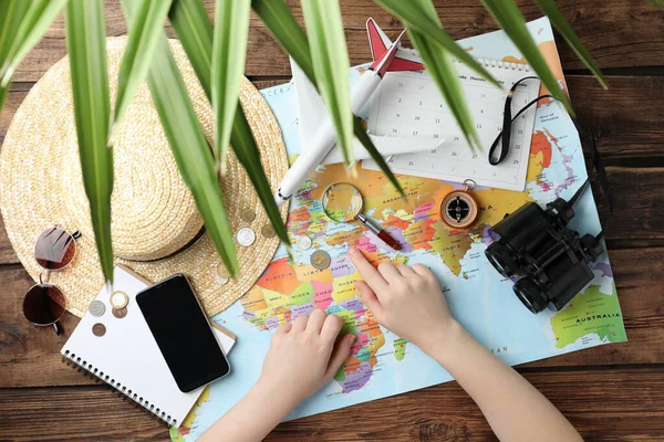 Vrouw Met Wereldkaart Aan Tafel Bovenaanzicht Reizen Tijdens Zomervakantie — Stockfoto