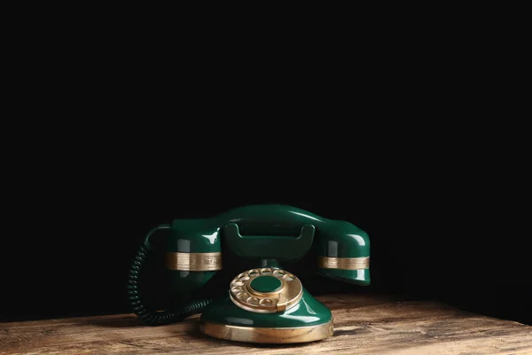 Vintage Kablowany Telefon Drewnianym Stole Czarnym Tle Miejsce Tekst — Zdjęcie stockowe
