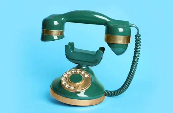 Groene Vintage Bekabelde Telefoon Lichtblauwe Achtergrond — Stockfoto