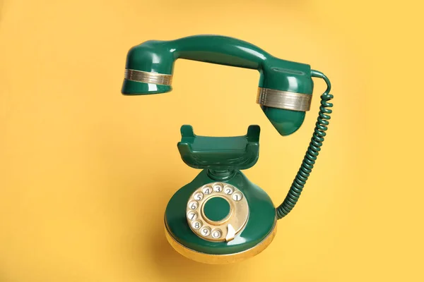 Groene Vintage Telefoon Met Snoer Gele Achtergrond — Stockfoto