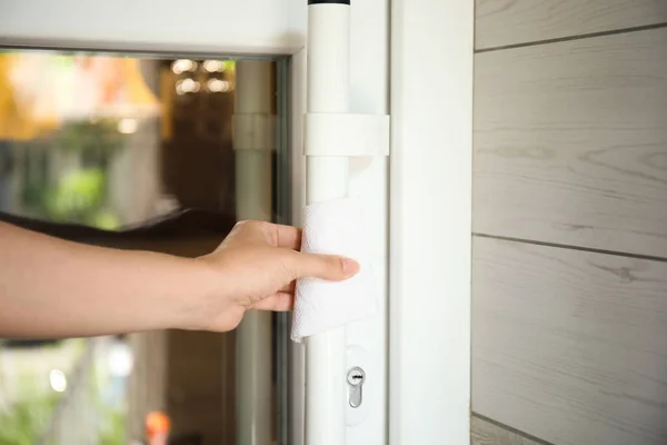 Woman Using Tissue Paper Open Door Closeup — Stock Photo, Image