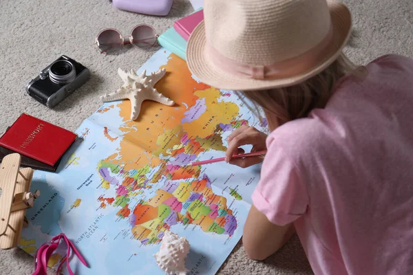 Γυναίκα Παγκόσμιο Σχεδιασμό Χάρτη Ταξίδι Στο Σπίτι Κοντινό Πλάνο Καλοκαιρινές — Φωτογραφία Αρχείου