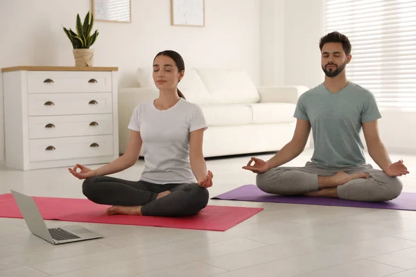Couple Pratiquant Yoga Tout Regardant Des Cours Ligne Maison Pendant — Photo