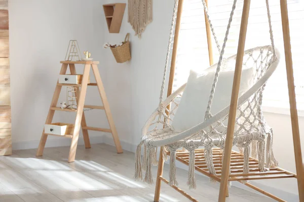 舒适的吊床椅子 时尚的房间 家庭内部 — 图库照片