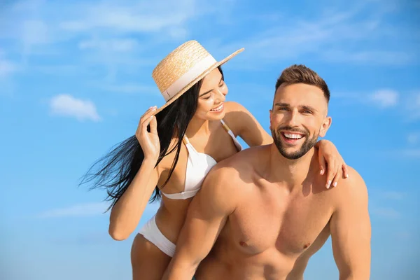 Feliz Pareja Joven Ropa Playa Día Soleado —  Fotos de Stock