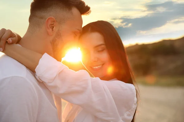 Jovem Casal Feliz Praia Pôr Sol — Fotografia de Stock