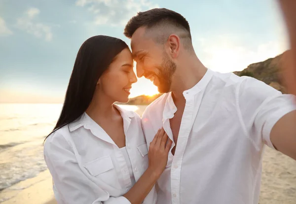 Gelukkig Jong Paar Het Nemen Van Selfie Het Strand Bij — Stockfoto