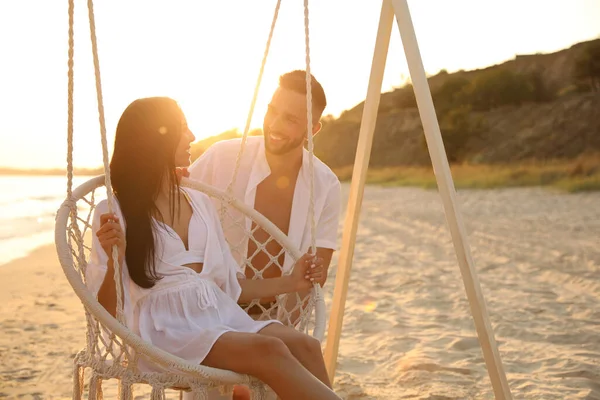 Felice Giovane Coppia Sulla Spiaggia Tramonto — Foto Stock