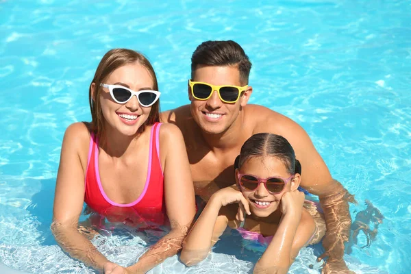 Glückliche Familie Schwimmbad Sonnigem Tag — Stockfoto