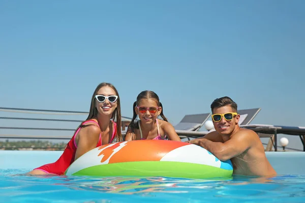 Glückliche Familie Auf Aufblasbarem Ring Schwimmbad — Stockfoto