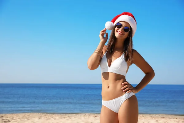 Молода Жінка Капелюсі Санта Бікіні Пляжі Місце Тексту Різдвяні Канікули — стокове фото