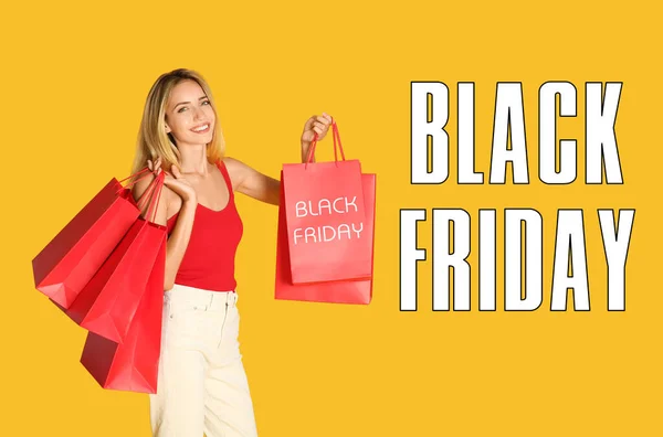 Venda Black Friday Jovem Feliz Com Sacos Compras Fundo Amarelo — Fotografia de Stock