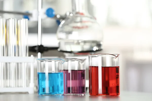 Üvegpoharak Folyékony Mintákkal Asztalon Laboratóriumi Elemzés — Stock Fotó