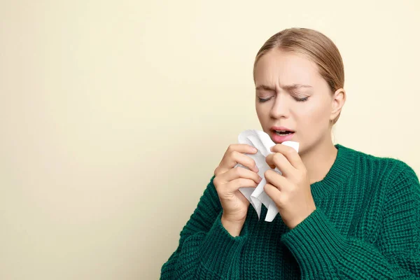 Junge Frau Niest Auf Hellem Hintergrund Raum Für Text Erkältungssymptome — Stockfoto