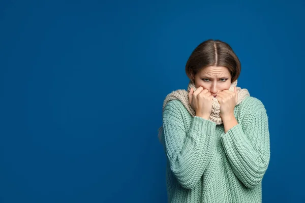 Mujer Joven Con Bufanda Que Sufre Fiebre Fondo Azul Espacio —  Fotos de Stock